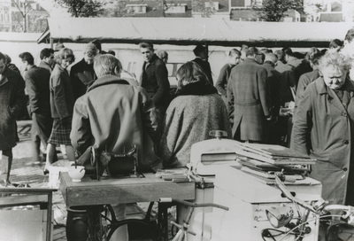 875415 Afbeelding van een deel van het publiek op de rommelmarkt op het Paardenveld in Wijk C te Utrecht.